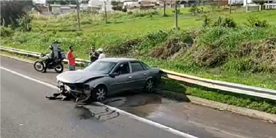 Carro e caminhão se envolvem em colisão no Contorno em Marília