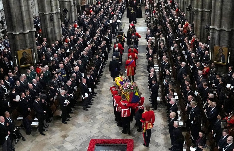 Corpo da rainha Elizabeth II chega à Abadia de Westminster