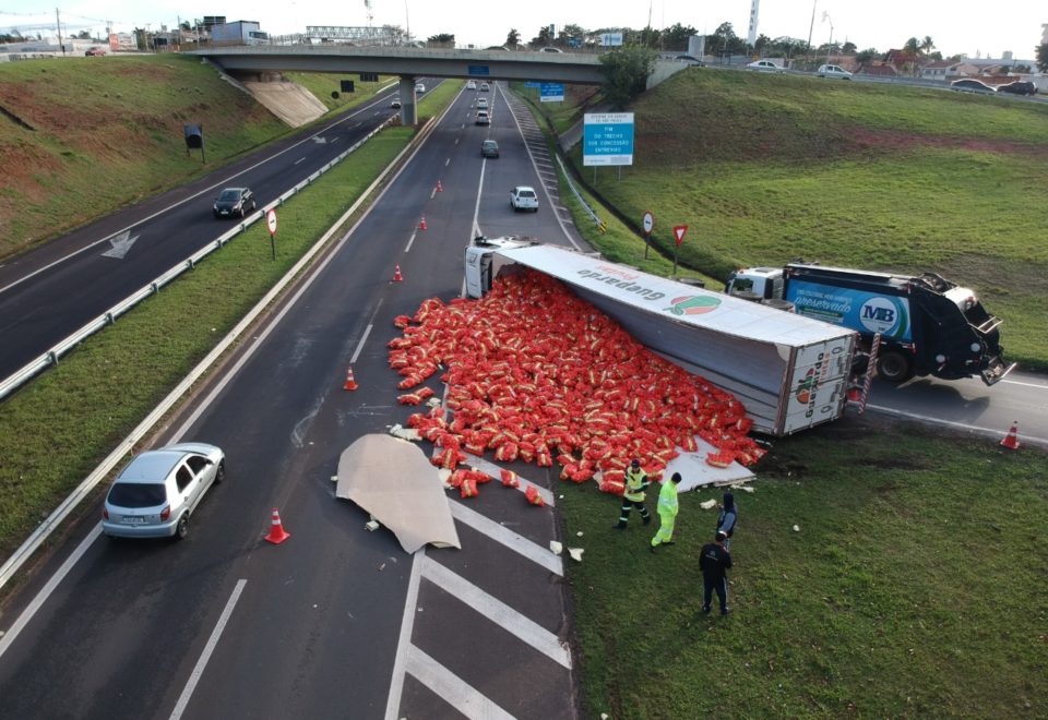 Caminhão com cebolas tomba em alça da SP-294 em Marília