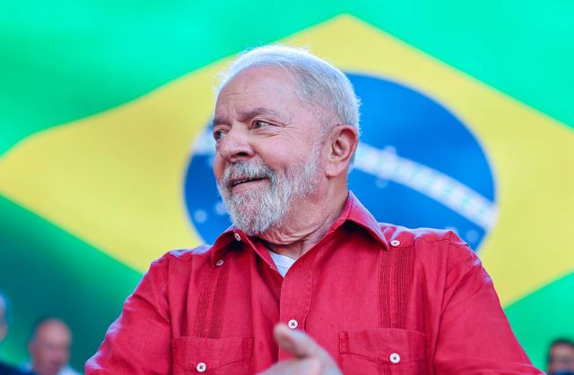 ‘Lulinha paz e amor voltou com tudo’, diz Lula