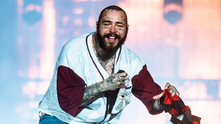 Post Malone cai em buraco durante show e machuca costelas