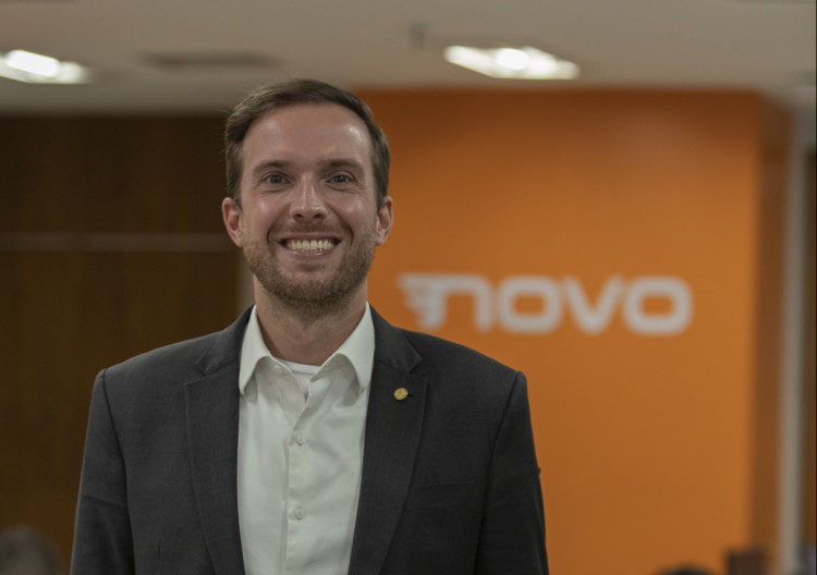 Candidato do Novo ao Estado, Vinícius Poit vem a Marília