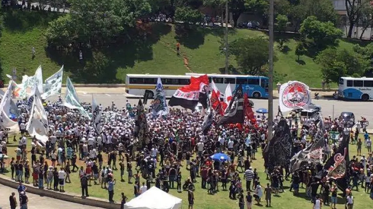 Bandeiras com mastro voltam a ser permitidas nos estádios