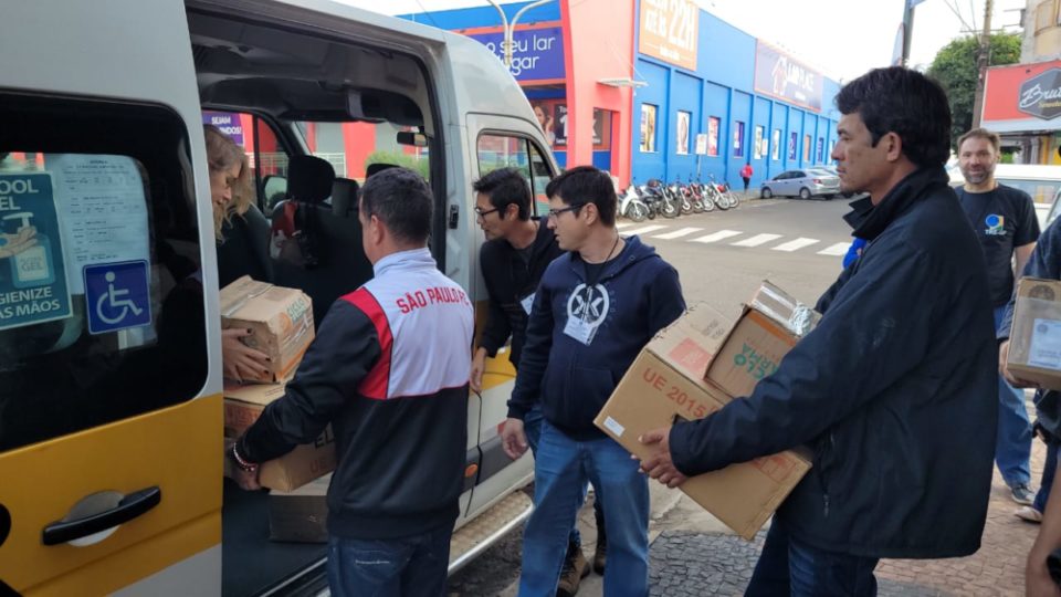 Com apoio da frota municipal, urnas são levadas para as escolas