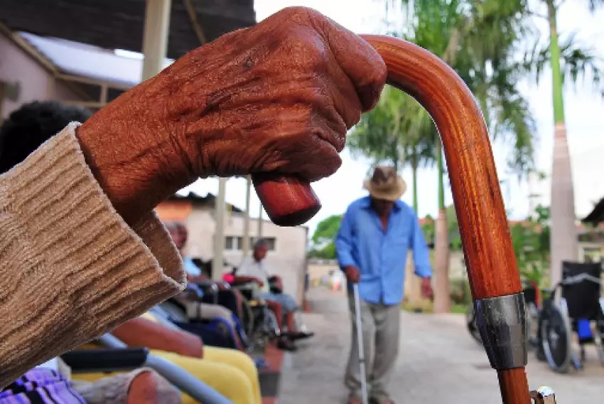 Genética explica como centenários sobreviveram à covid, diz estudo