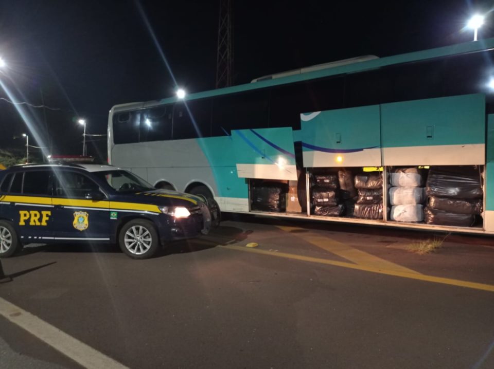 Ônibus com mercadorias falsificadas é apreendido em Ourinhos