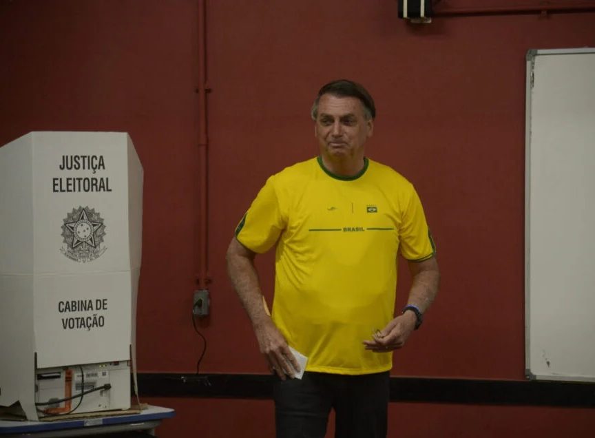 Bolsonaro convoca cerco de apoiadores a seções eleitorais