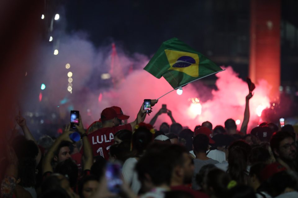 Na hora da virada, alegria e medo com a apuração dos votos