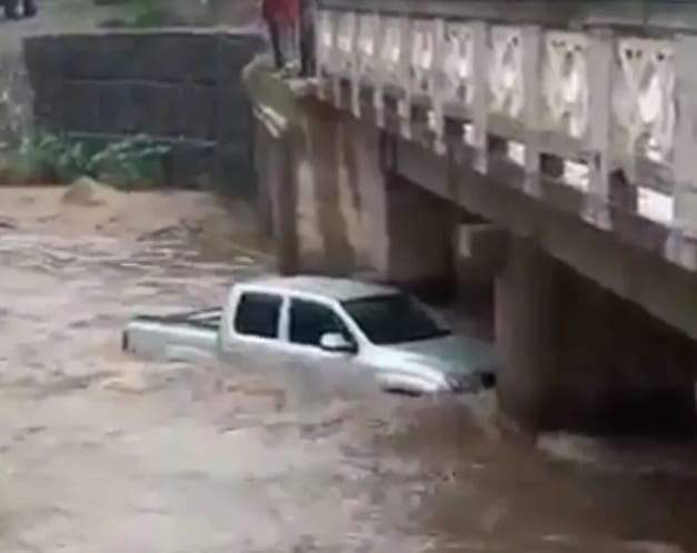 Carro é arrastado por correnteza em Botucatu