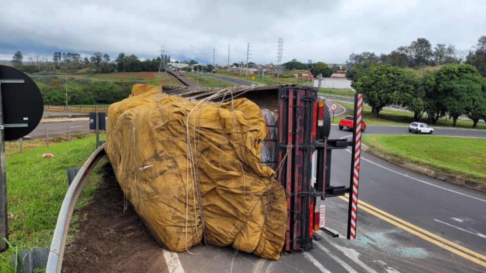 Caminhão tomba na alça de acesso da SP-294