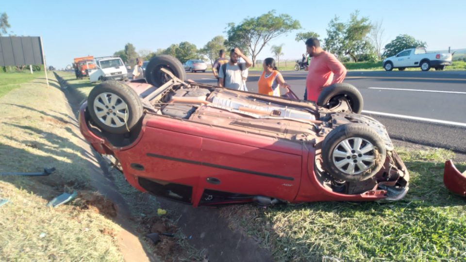 Carro capota na rodovia SP-294, próximo ao Posto Ecológico