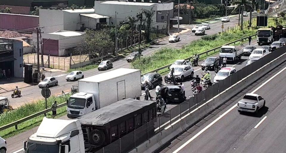 Engavetamento deixa feridos e trânsito lento na SP-294