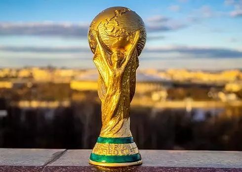 Em tour da Fifa, taça da Copa do Mundo chega ao Brasil