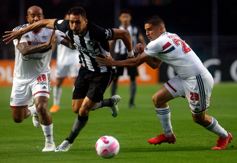 São Paulo leva gol de pênalti no fim e perde do Botafogo