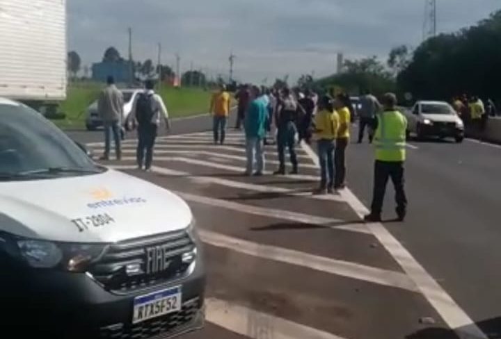 Caminhoneiros ameaçam parar o trânsito na SP-333 em Marília