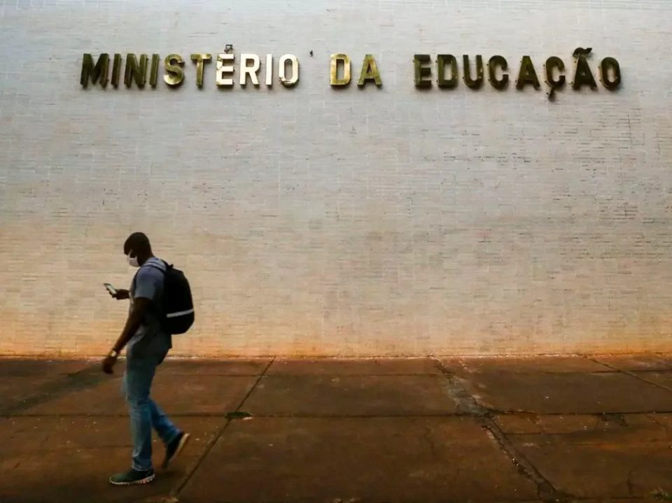 Ministério da Economia diz que R$ 1,3 bilhão do MEC está bloqueado