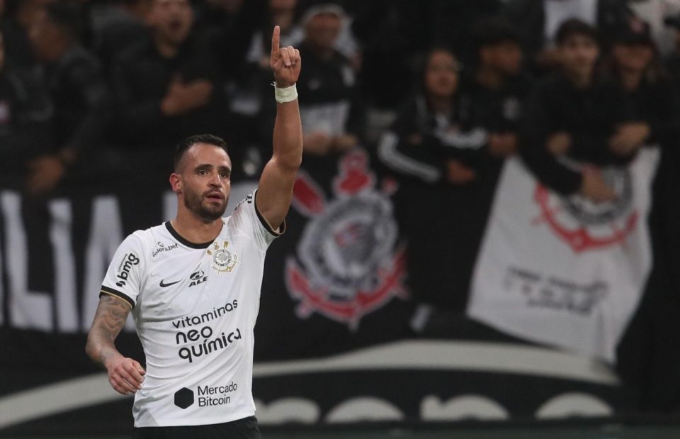 Renato Augusto celebra vitória mais tranquila do Corinthians