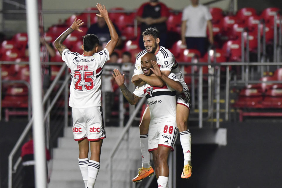 São Paulo vence Atlético-GO no fim com gol de Luan