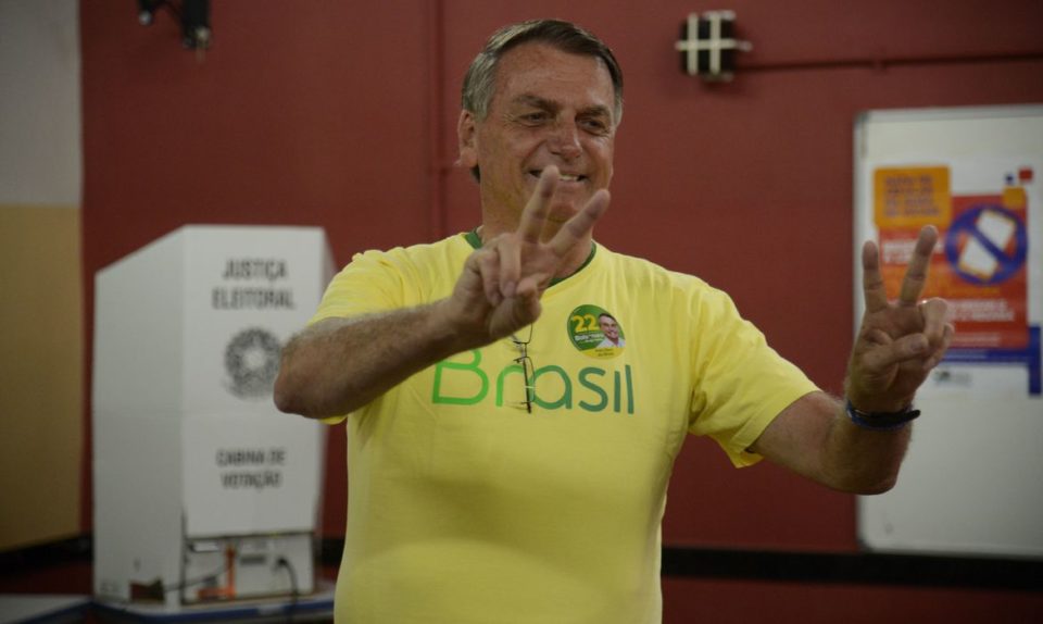 Bolsonaro vota no Rio e afirma: ‘expectativa é de vitória’