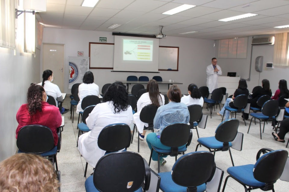 Santa Casa de Marília inicia Outubro Rosa com palestra