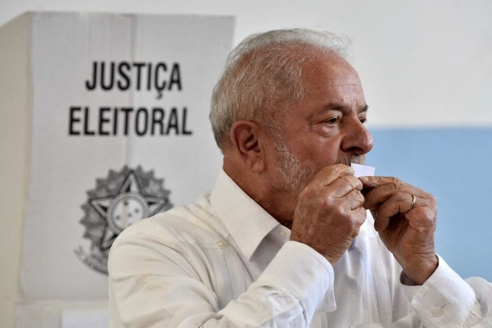 Lula vota e afirma: ‘hoje é o dia mais importante da minha vida’