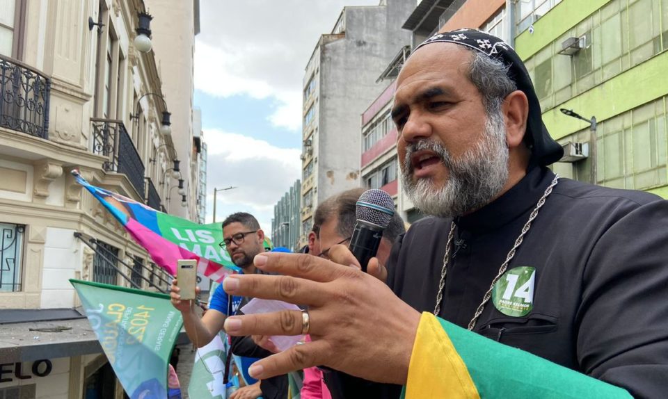 Padre Kelmon vota em Salvador e diz que quer evangelizar a política