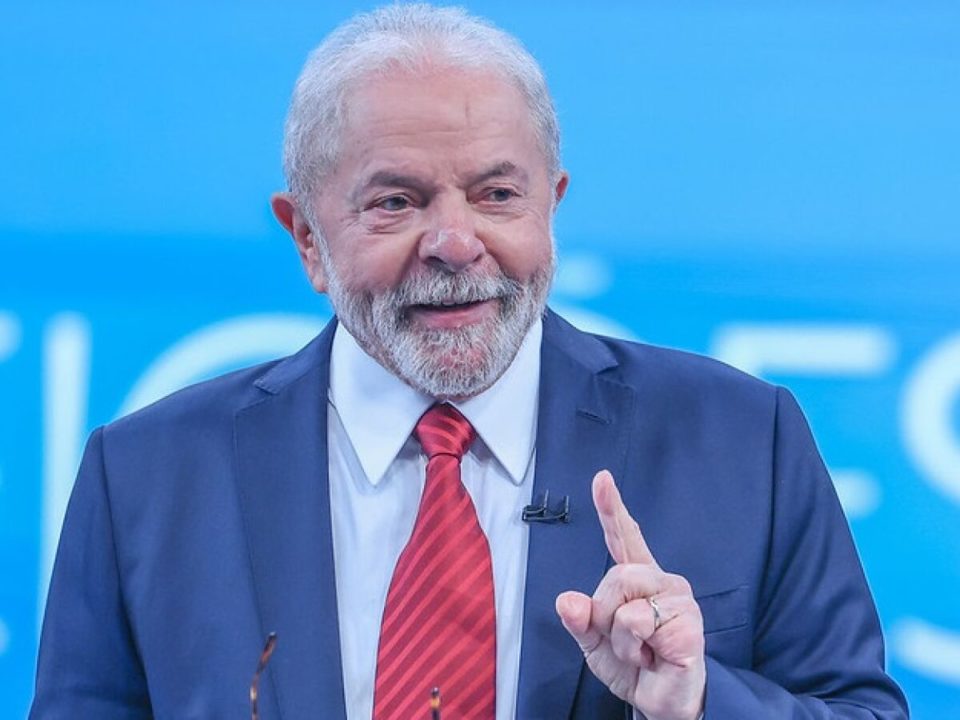 Lula faz enquete no Twitter sobre volta do horário de verão