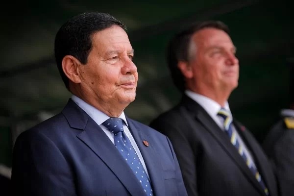 Mourão aconselha Bolsonaro a falar ‘com o seu povo’