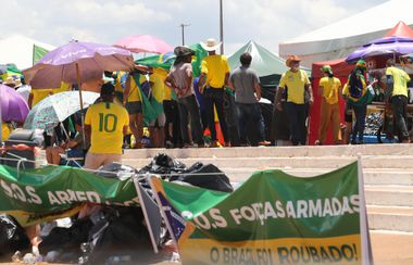 Protestos nos quartéis ganham caráter de vigília pró-Bolsonaro