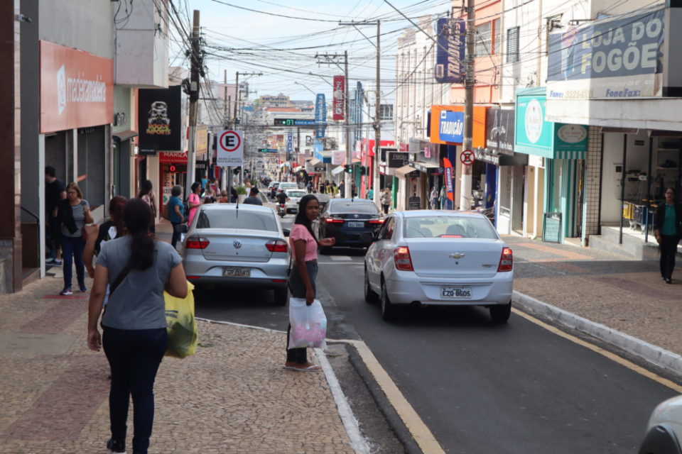 Consumidores locais esperam os descontos da Black Friday