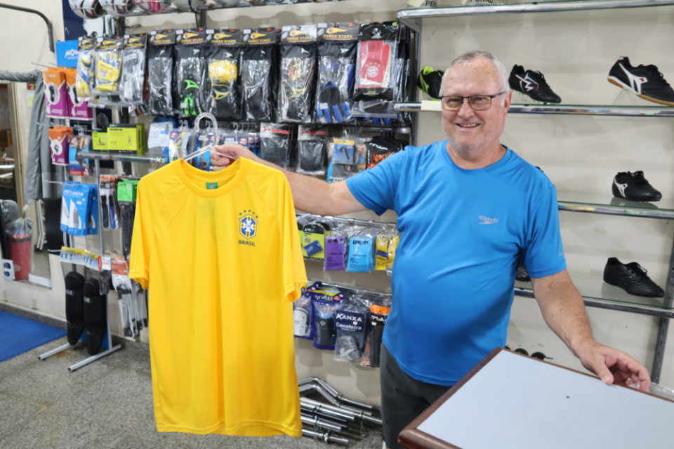 Comerciantes ficam sem camisetas oficiais do Brasil para vender