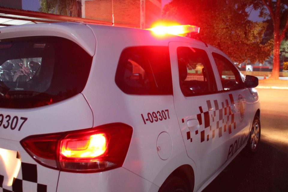 Mulher embriagada bate carro em árvore e acaba presa