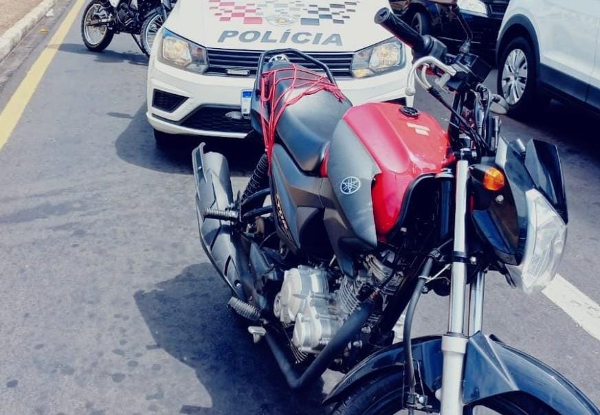 Adolescente é flagrado com moto furtada no Centro