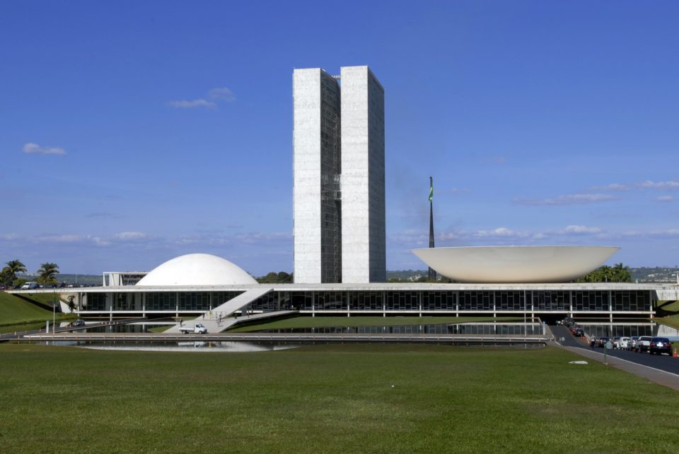 Congresso age para aumentar salários dos parlamentares