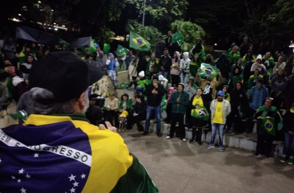 Bolsonaristas fazem vigília em frente ao Tiro de Guerra desde quarta-feira