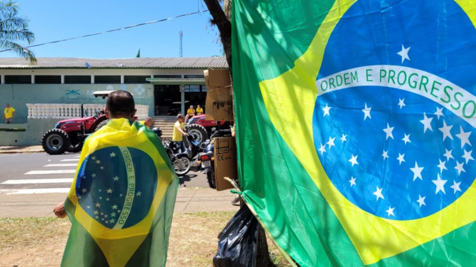 Feriado marca mais um dia de protesto em frente ao TG