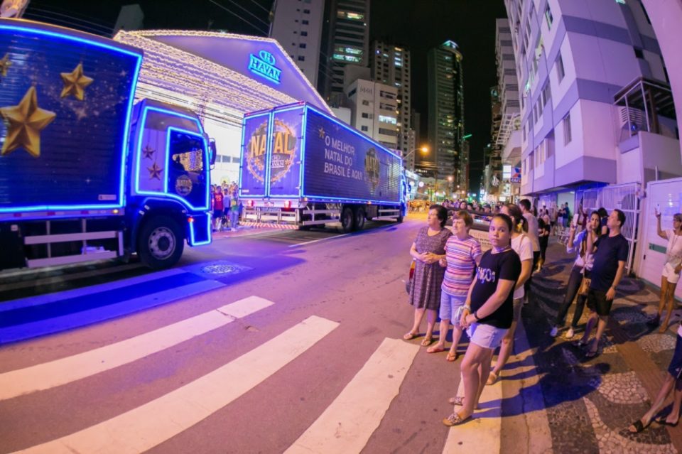 Havan imita Coca-Cola e faz carreata em Marília