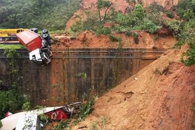 No Paraná, equipes de resgate estimam que há 30 desaparecidos