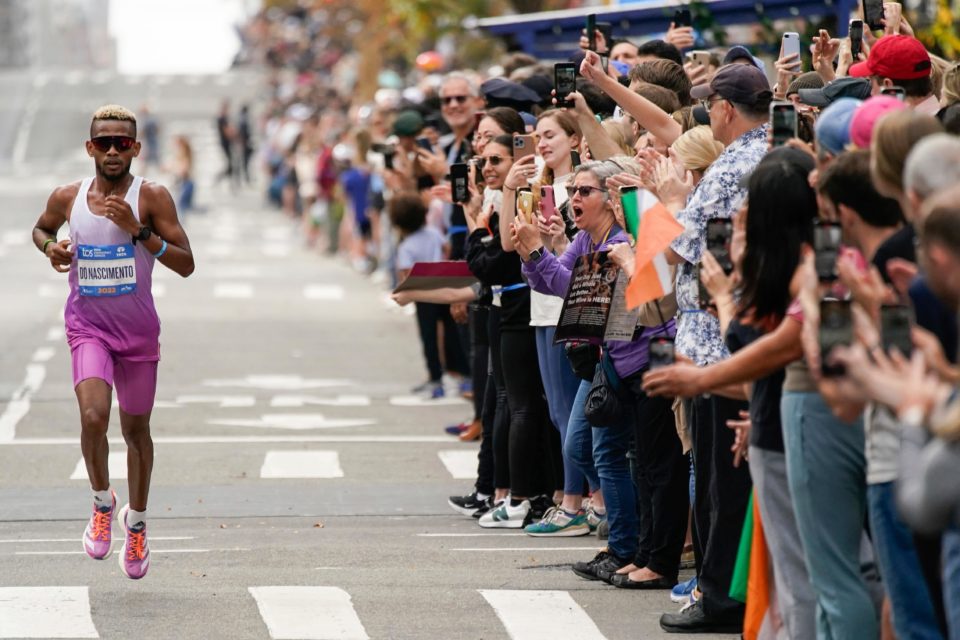 Brasileiro lidera Maratona de NY por 32km, passa mal e desiste