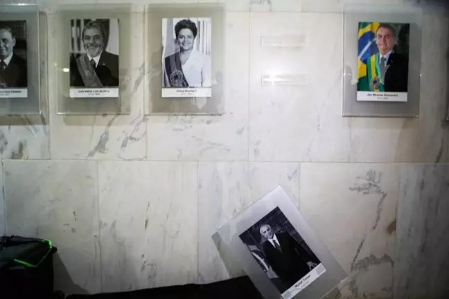 Quadro de Temer cai de galeria dos presidentes no Planalto