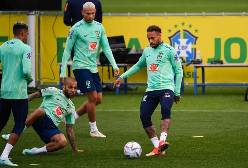 Tite veta registro de imagens em treino da seleção