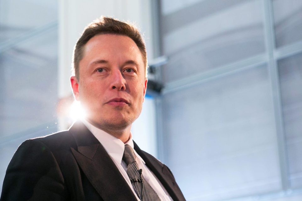 Elon Musk diz que checará suspensão de contas