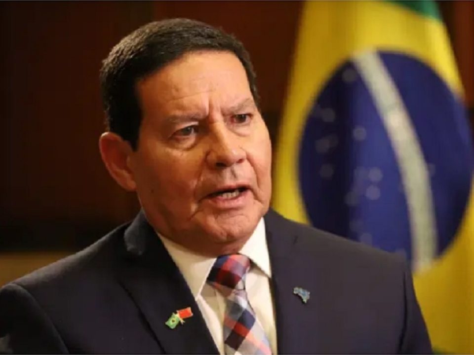 Mourão nega que vá passar a faixa a Lula: ‘Não sou presidente’