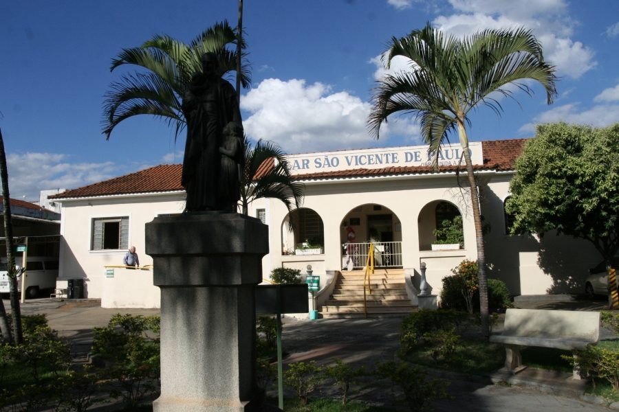 Lar São Vicente arrecada fraldas geriátricas