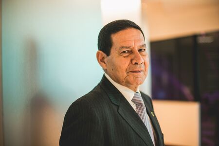 Mourão elogia indicado por Lula para Defesa: ‘Nome positivo’