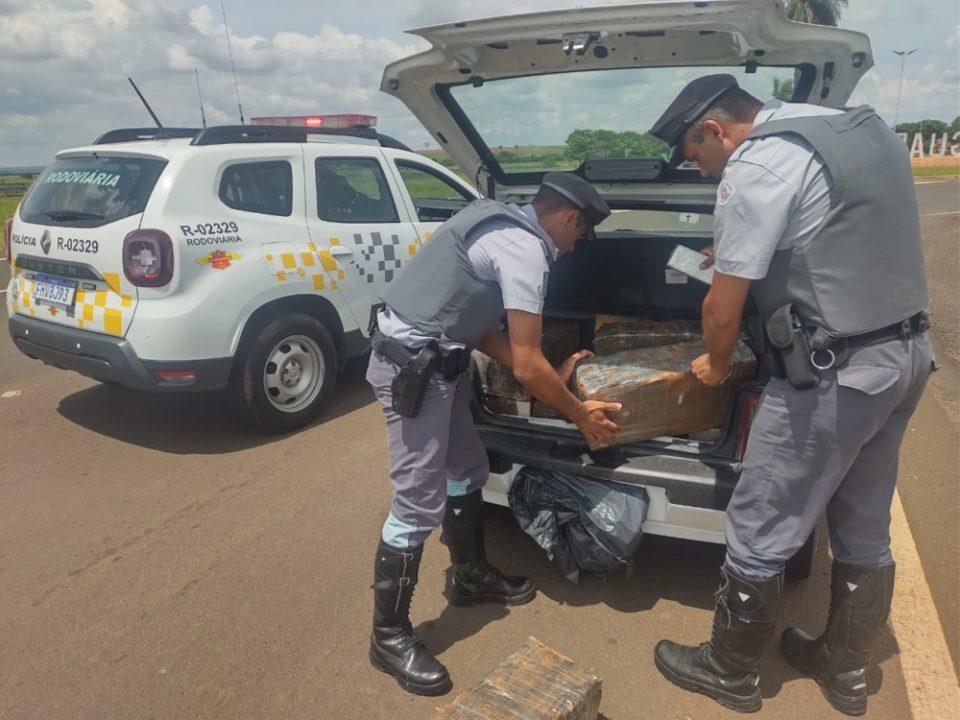 Homem é preso por tráfico de drogas na SP-333 em Marília