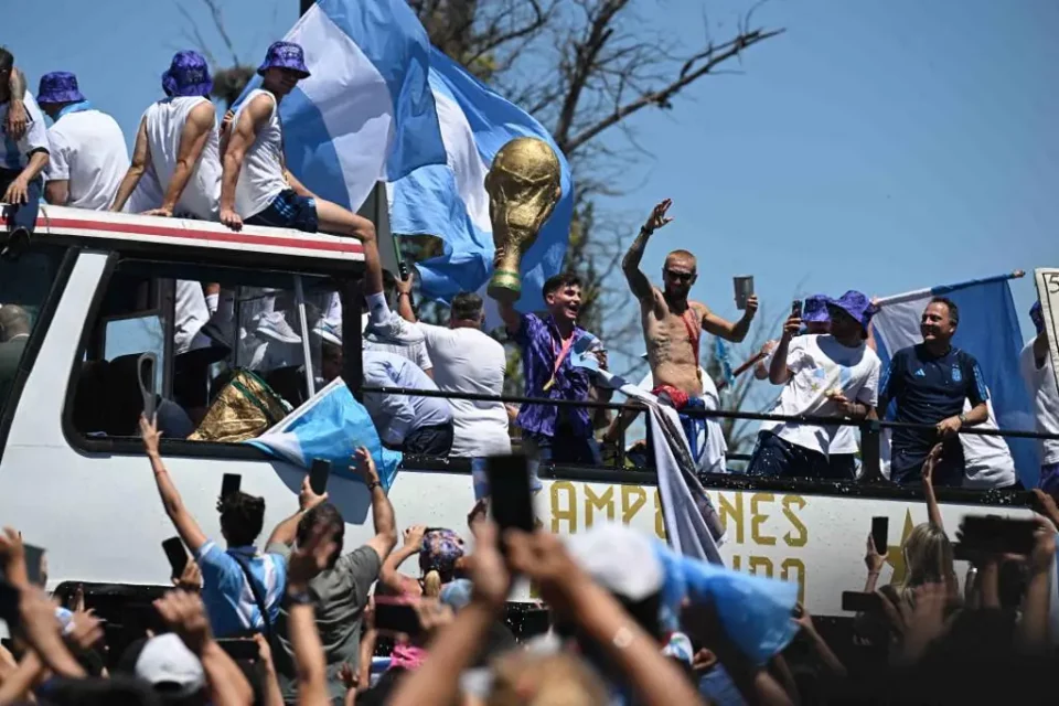 Festa na Argentina tem invasão ao obelisco, prisões e feridos