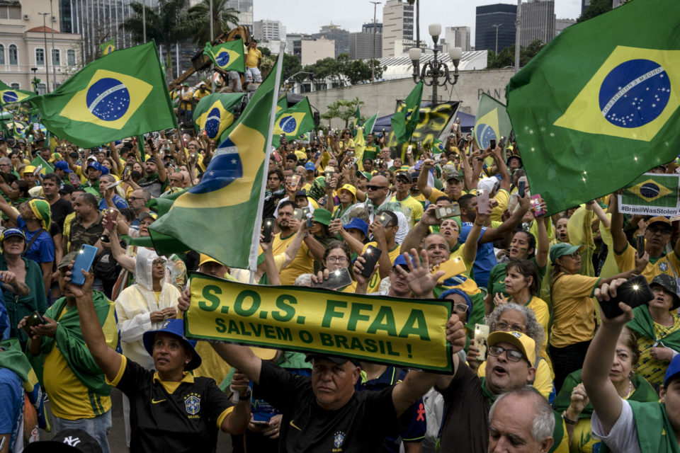 Manifestantes pedem golpe em frente a hotel de Lula