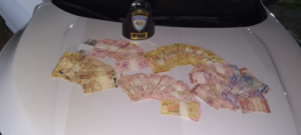 Homem é preso com carro roubado e mais de R$ 7,7 mil