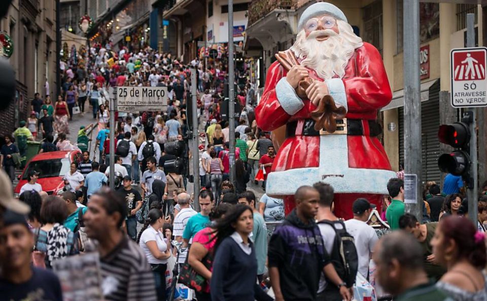 Brasileiro vai priorizar comida, roupa e pagamento de dívidas no Natal